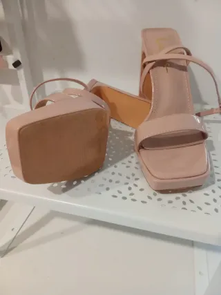 SANDALIAS "LULUS" NUDE TACON CUADRADO