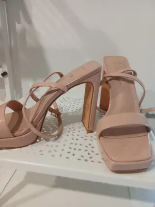 SANDALIAS "LULUS" NUDE TACON CUADRADO
