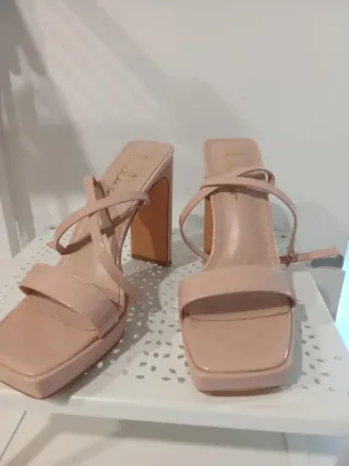 SANDALIAS "LULUS" NUDE TACON CUADRADO