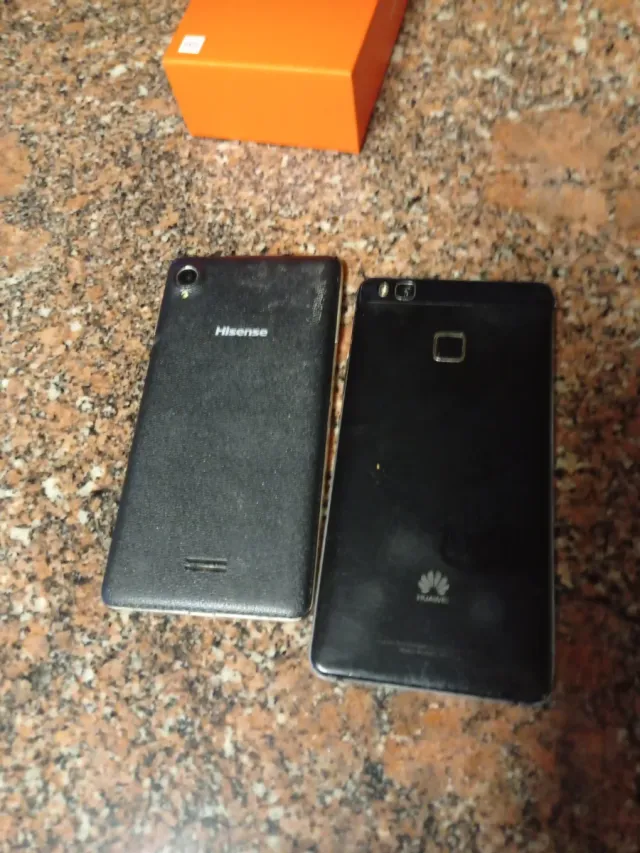 2 telemóveis Hisense e Huawei para peças