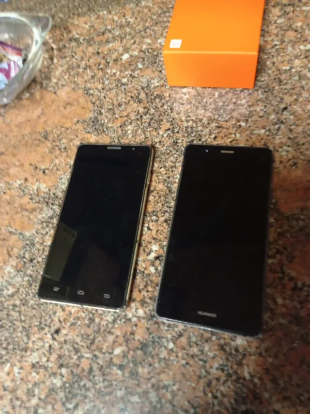 2 telemóveis Hisense e Huawei para peças