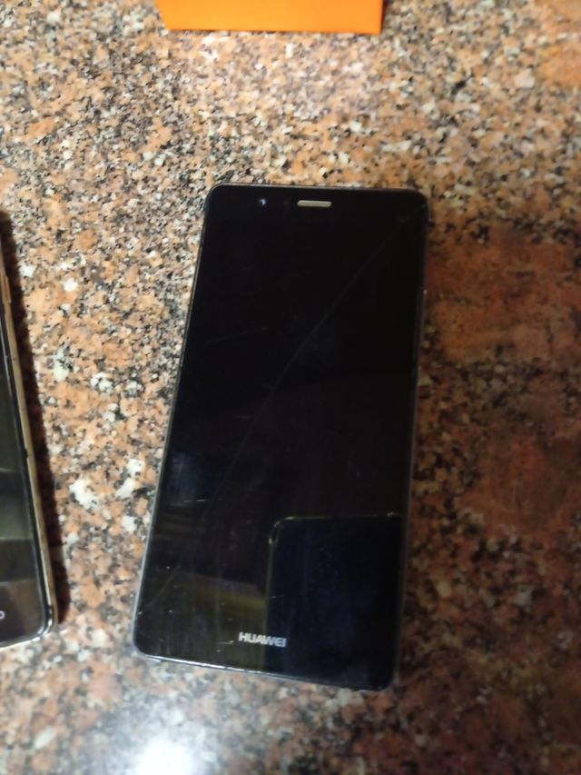 2 telemóveis Hisense e Huawei para peças