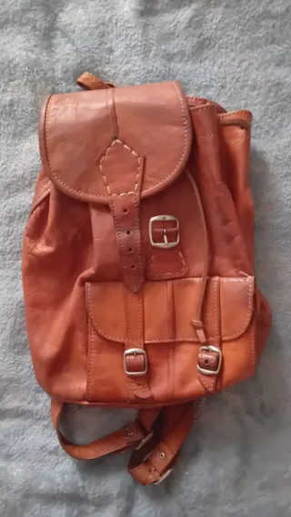 Mochila pequeña de cuero marrón