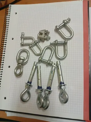 Lote ferretería: tacos y grilletes