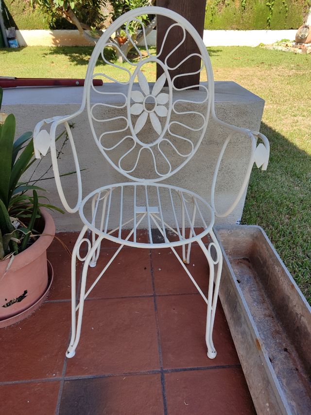 Silla de metal blanca con diseño floral