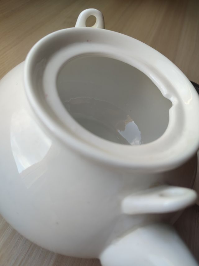 Tetera de PORCELANA blanca con filtro (12x16 cm)