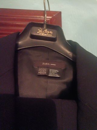 Traje levita y pantalón negro