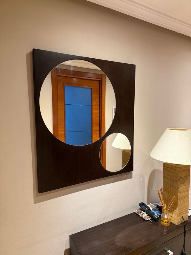 Espejo de madera con diseño moderno
