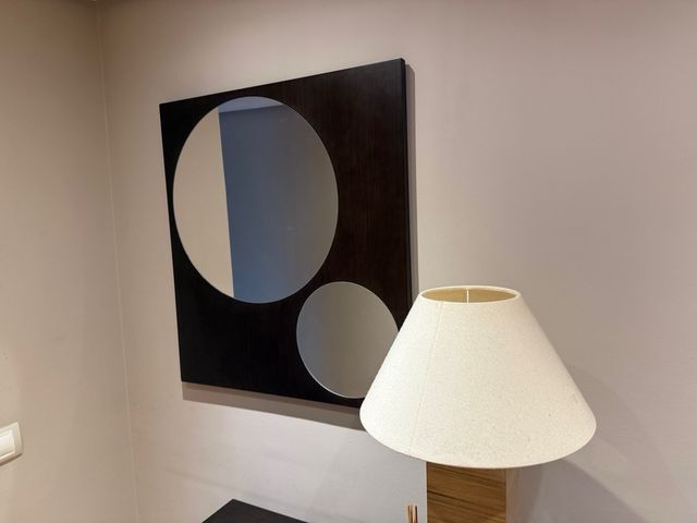 Espejo de madera con diseño moderno