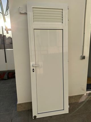 Puerta exterior aluminio blanca con reja