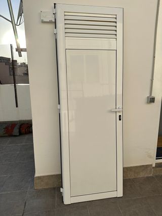 Puerta exterior aluminio blanca con reja