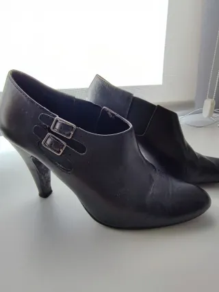 Botín mujer negro Cortefiel hebillas