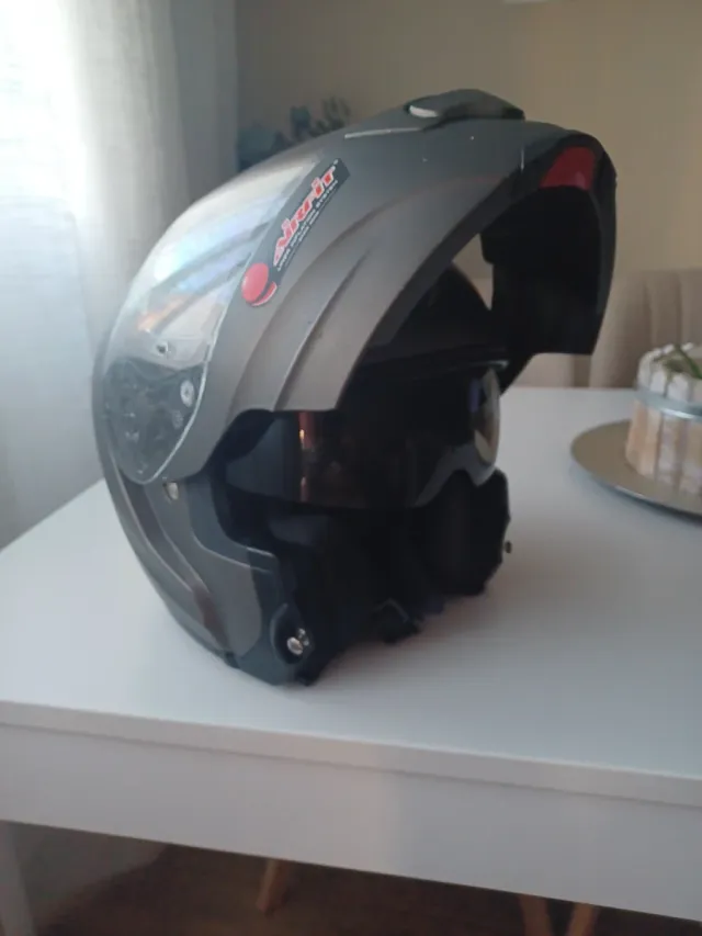 Casco de moto modular gris talla S con poco uso.