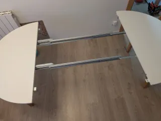 Mesa de comedor redonda de madera