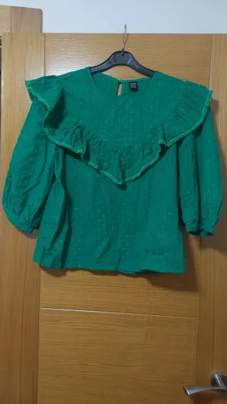 Blusa verde con volantes
