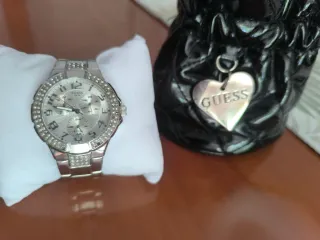Reloj Guess Plateado con Cristales