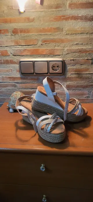 Sandalias cuña esparto blancas y beige