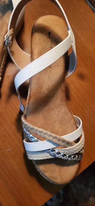Sandalias cuña esparto blancas y beige