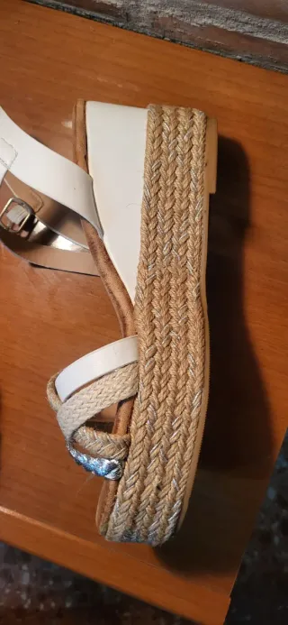 Sandalias cuña esparto blancas y beige