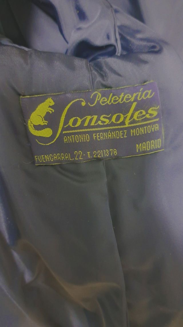 Abrigo negro de pelo rizado