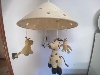 Lámpara infantil con animales colgantes