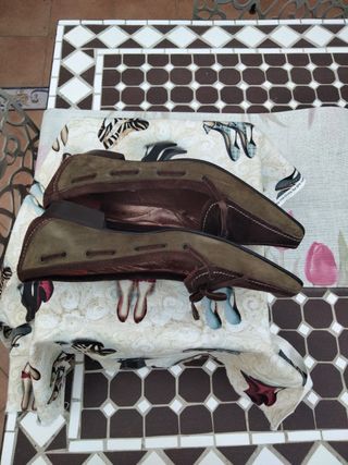 Zapatos tacón bajo Calza Spall marrones y verde