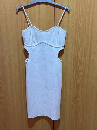 Vestido blanco con aberturas laterales y elegante 