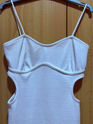 Vestido blanco con aberturas laterales y elegante 