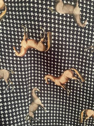 Blusa de raso con estampado de caballos