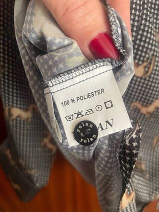 Blusa de raso con estampado de caballos
