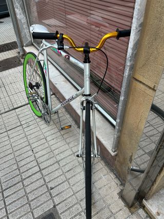 Bicicleta Peugeot plateada