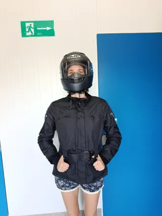 Chaqueta de moto negra y casco de moto