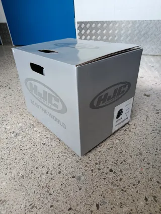 Chaqueta de moto negra y casco de moto