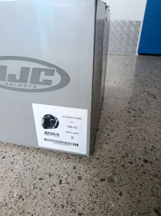 Chaqueta de moto negra y casco de moto