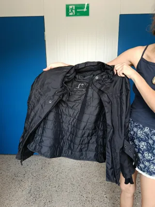 Chaqueta de moto negra y casco de moto