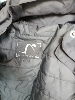 Chaqueta de moto negra y casco de moto