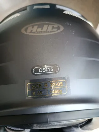 Chaqueta de moto negra y casco de moto