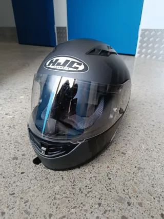 Chaqueta de moto negra y casco de moto