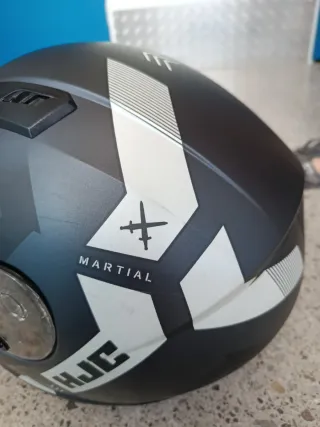 Chaqueta de moto negra y casco de moto