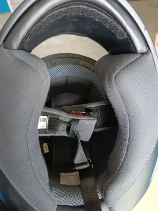 Chaqueta de moto negra y casco de moto