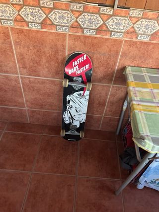 Monopatín negro usado