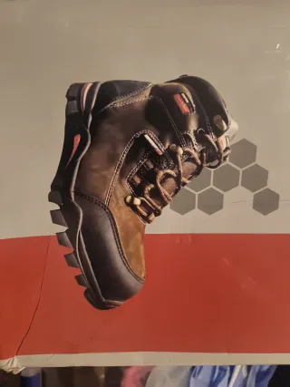 Botas de montaña marrones