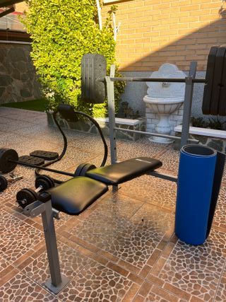 Banco de pesas y accesorios gimnasio