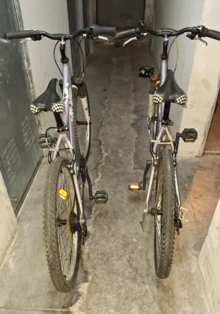 Dos bicicletas Btwin, niña morada del Decathlon.