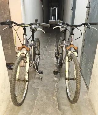 Dos bicicletas Btwin, niña morada del Decathlon.