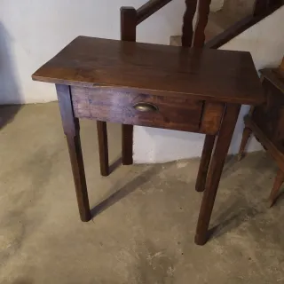 Mesa auxiliar antigua de madera