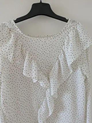 Blusa blanca lunares o puntos negros