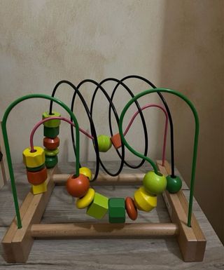 Laberinto de cuentas de madera