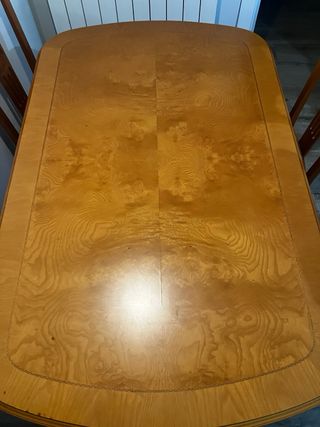 Mesa de comedor y 6 sillas de madera
