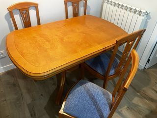 Mesa de comedor y 6 sillas de madera